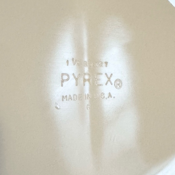 Vintage Pyrex 1 1/2 Qt Divided Casserole Dish with Lid Snowflake - Picture 6 of 9